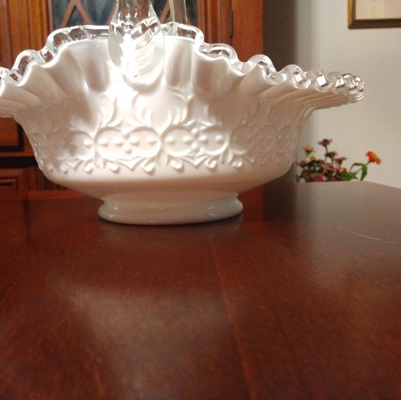Vintage large Fenton silver crest Spanish lace basket with bamboo handle 10" - Picture 4 of 7